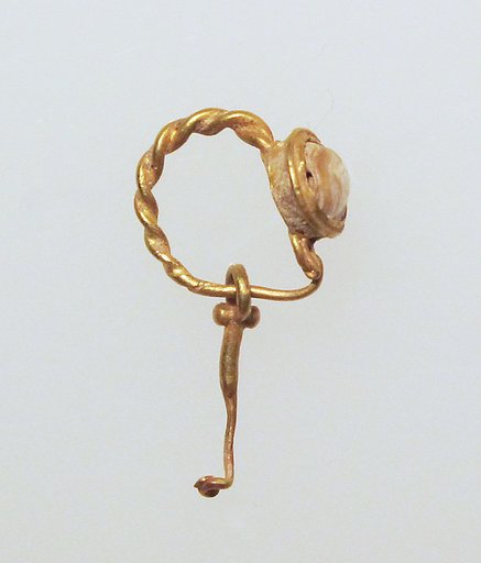 Gold earring with pearl setting and pendant
