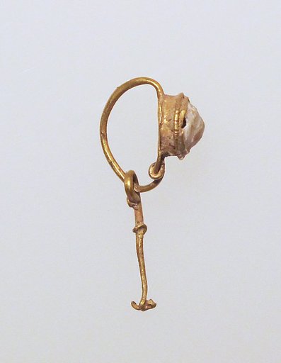 Gold earring with pearl setting and pendant