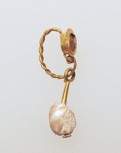 Gold earring with sard setting and pearl pendant