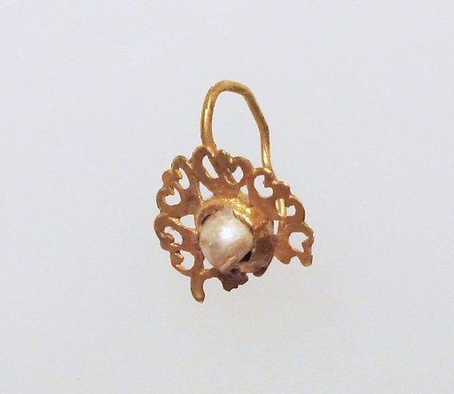 Gold earring with pelta disc and pearl setting