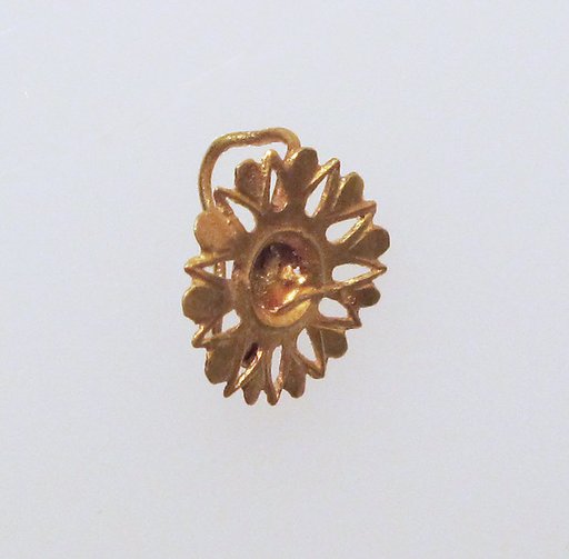 Gold earring with rosette disk
