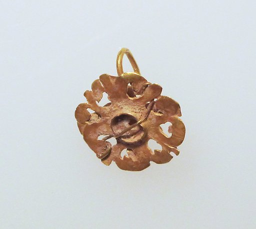 Gold earring with rosette disk