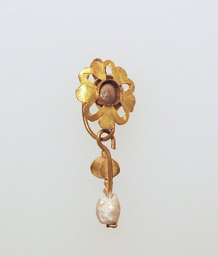 Earring with pendant and beryl and pearl settings