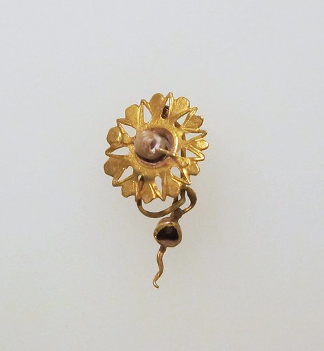 Earring with pendant and disc and pearl setting