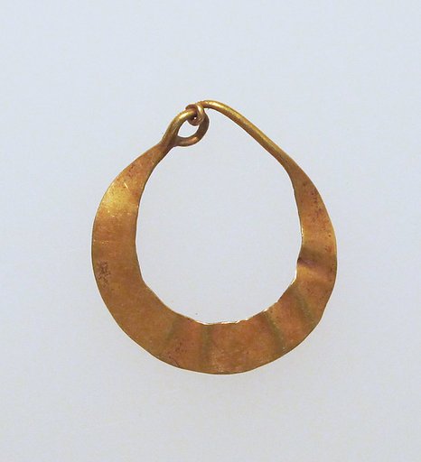 Earring, crescent-shaped