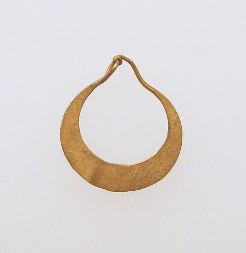 Earring, crescent-shaped