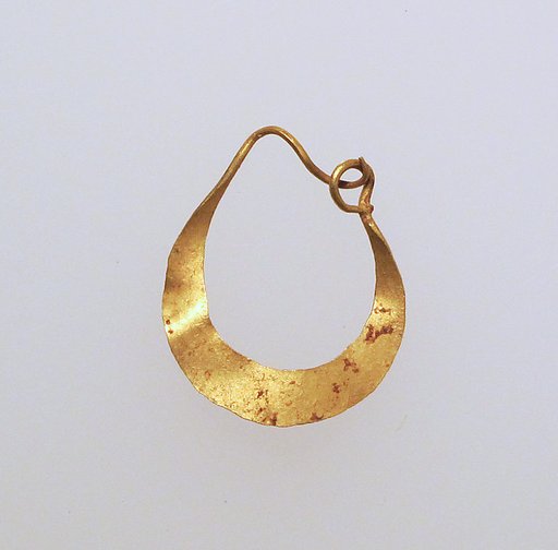 Earring, crescent-shaped