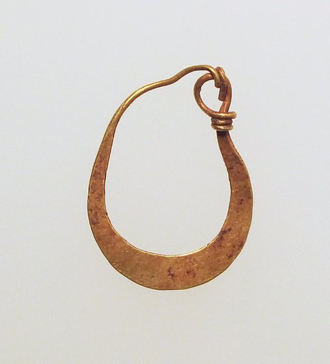Earring, crescent-shaped