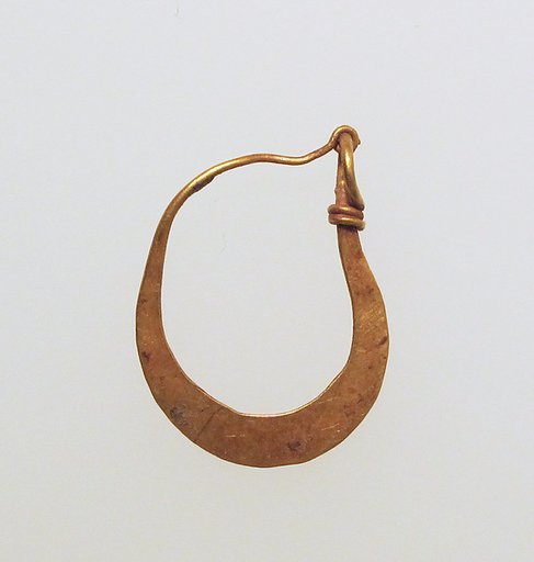 Earring, crescent-shaped