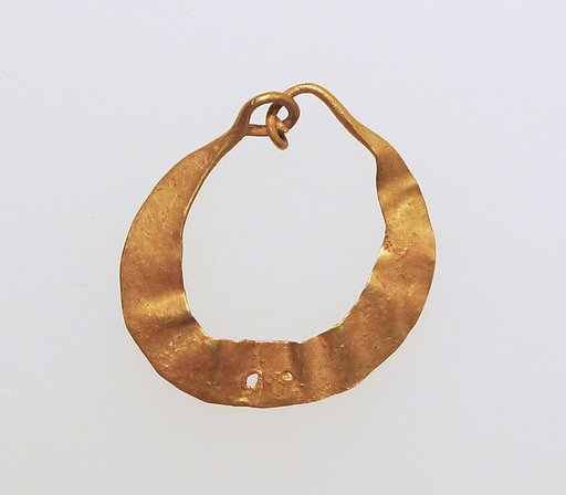Earring, crescent-shaped