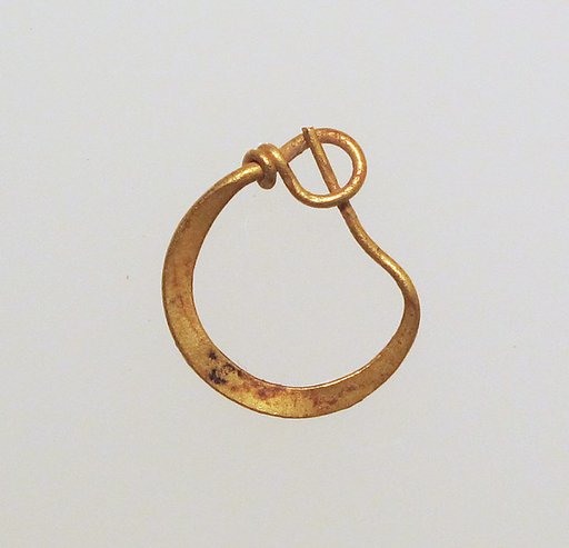 Earring, crescent-shaped
