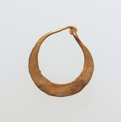 Earring, crescent-shaped