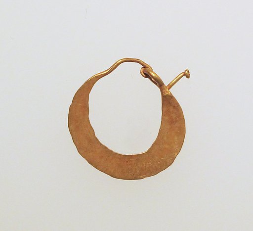 Earring, crescent-shaped