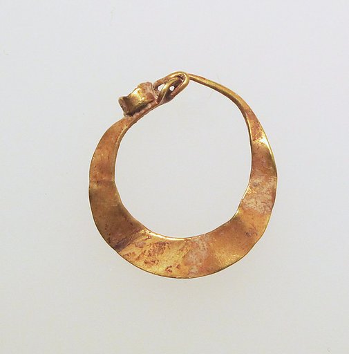 Earring, crescent-shaped