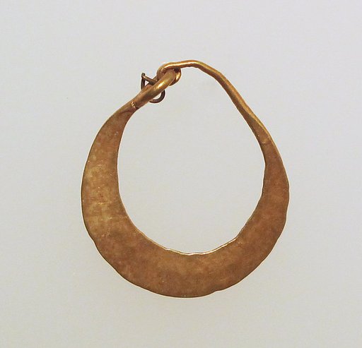 Earring, crescent-shaped