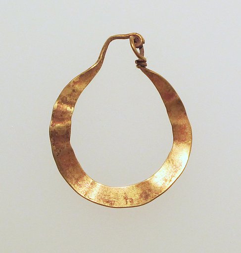 Earring, crescent-shaped