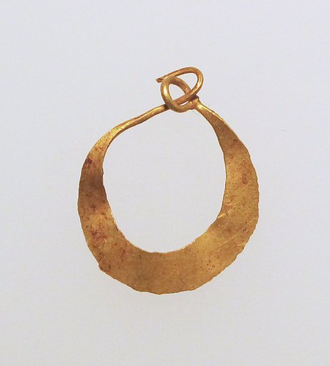 Earring, crescent-shaped