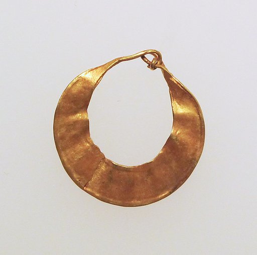 Earring, crescent-shaped