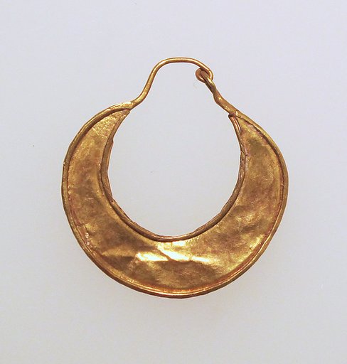 Earring, crescent-shaped