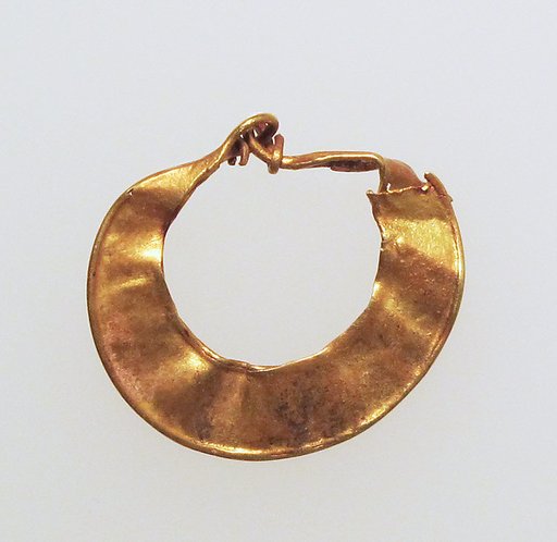 Earring, crescent-shaped