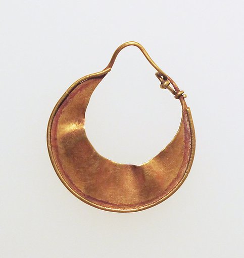 Earring, crescent-shaped