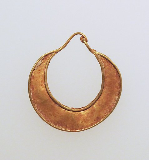 Earring, crescent-shaped