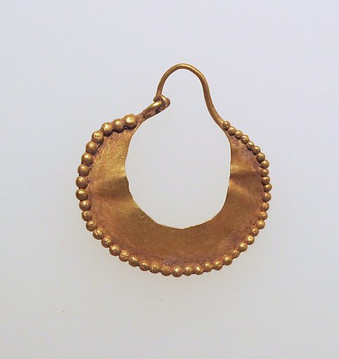 Earring, crescent-shaped