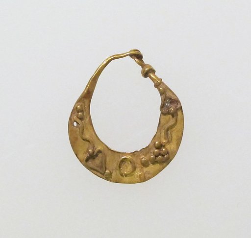 Earring, crescent-shaped