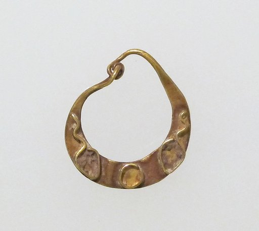 Earring, crescent-shaped