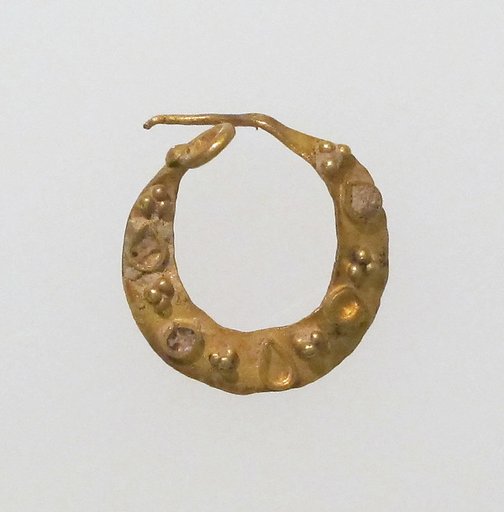 Earring, crescent-shaped