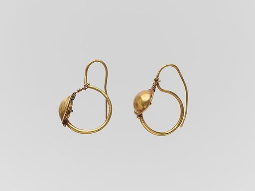 Gold earring with convex disc