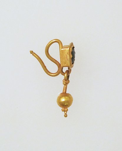 Earring-hook type with pendants and paste setting