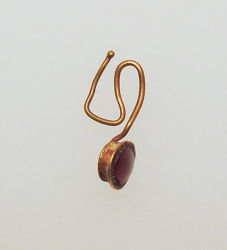 Earring-hook type with sard setting