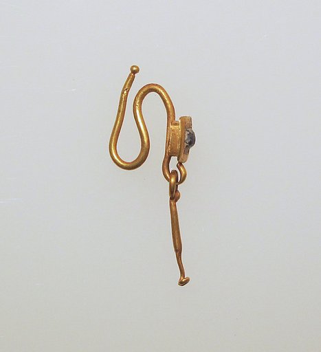 Gold earring with pendant and paste setting