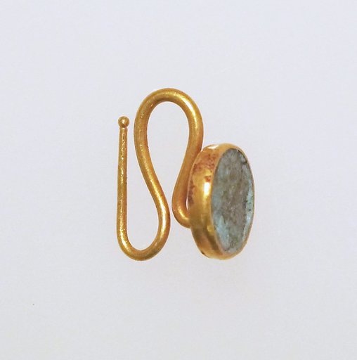 Earring-hook type with disc and paste setting