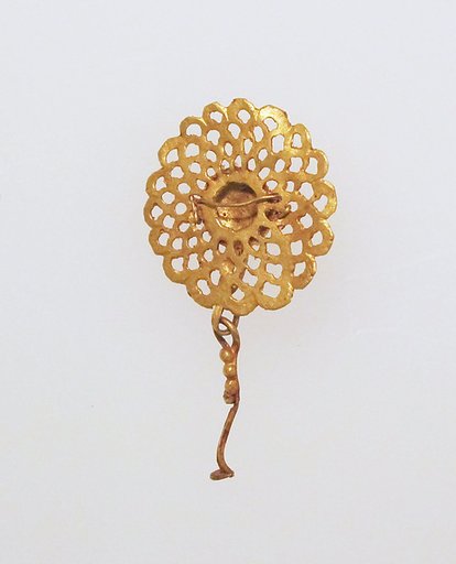 Gold earring with rosette disk