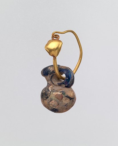 Gold earring with glass pendant in the form of a miniature jug or gourd