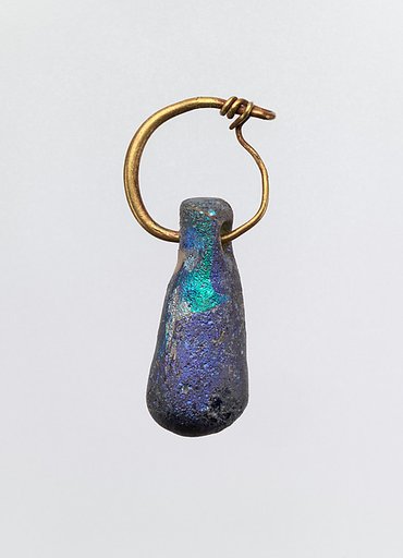 Gold earring with glass pendant in the form of a club