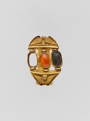Gold ring: 3 box settings on the bezel and cloisons on the sides