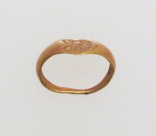 Gold ring with inscribed bezel