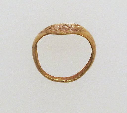 Gold ring with inscribed bezel