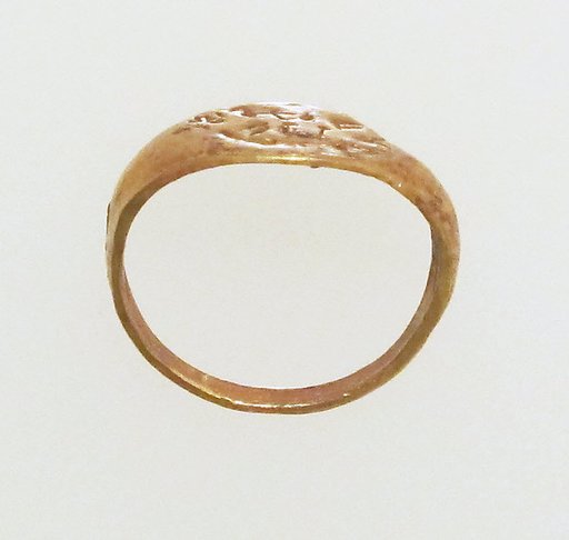 Gold ring with inscribed bezel