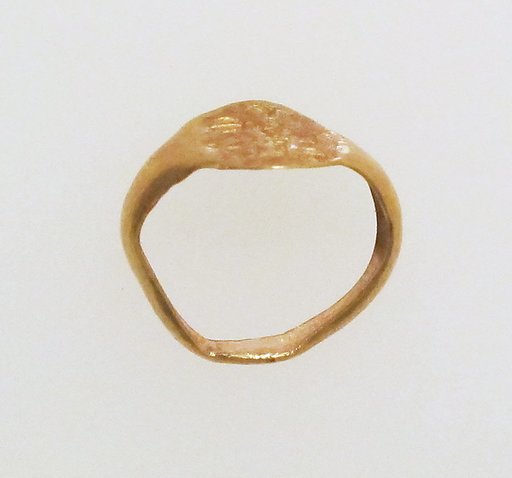 Gold ring with inscribed bezel