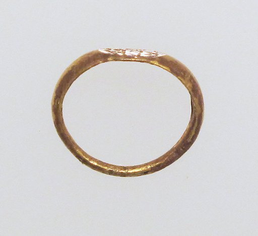 Gold ring with inscribed bezel