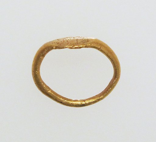 Gold ring with inscribed bezel