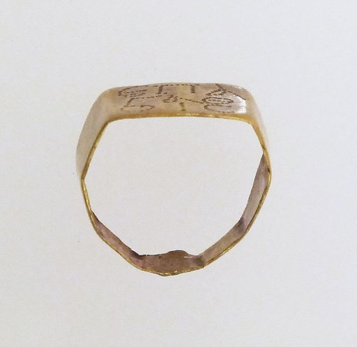 Gold ring with inscribed bezel