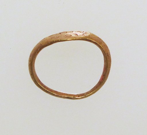 Gold ring with inscribed bezel