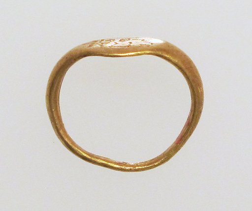 Gold ring with inscribed bezel