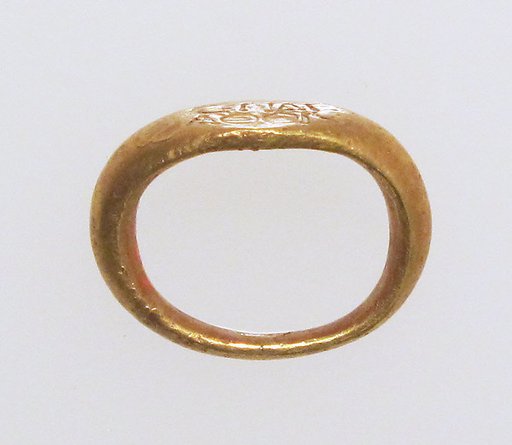 Gold ring with inscribed bezel