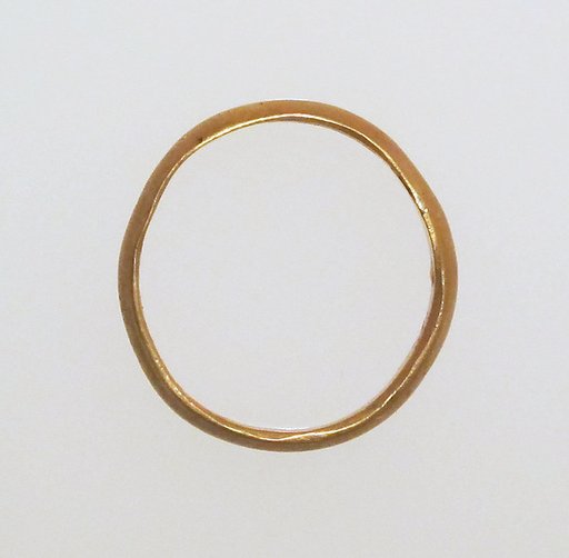 Ring with solid hoop